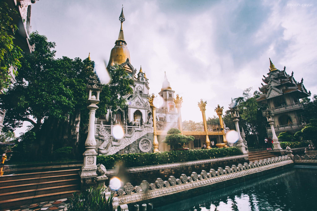 Chùa[-]vàng[-]Bửu[-]Long[-]rực[-]rỡ[-]trong[-]màn[-]mưa[-]